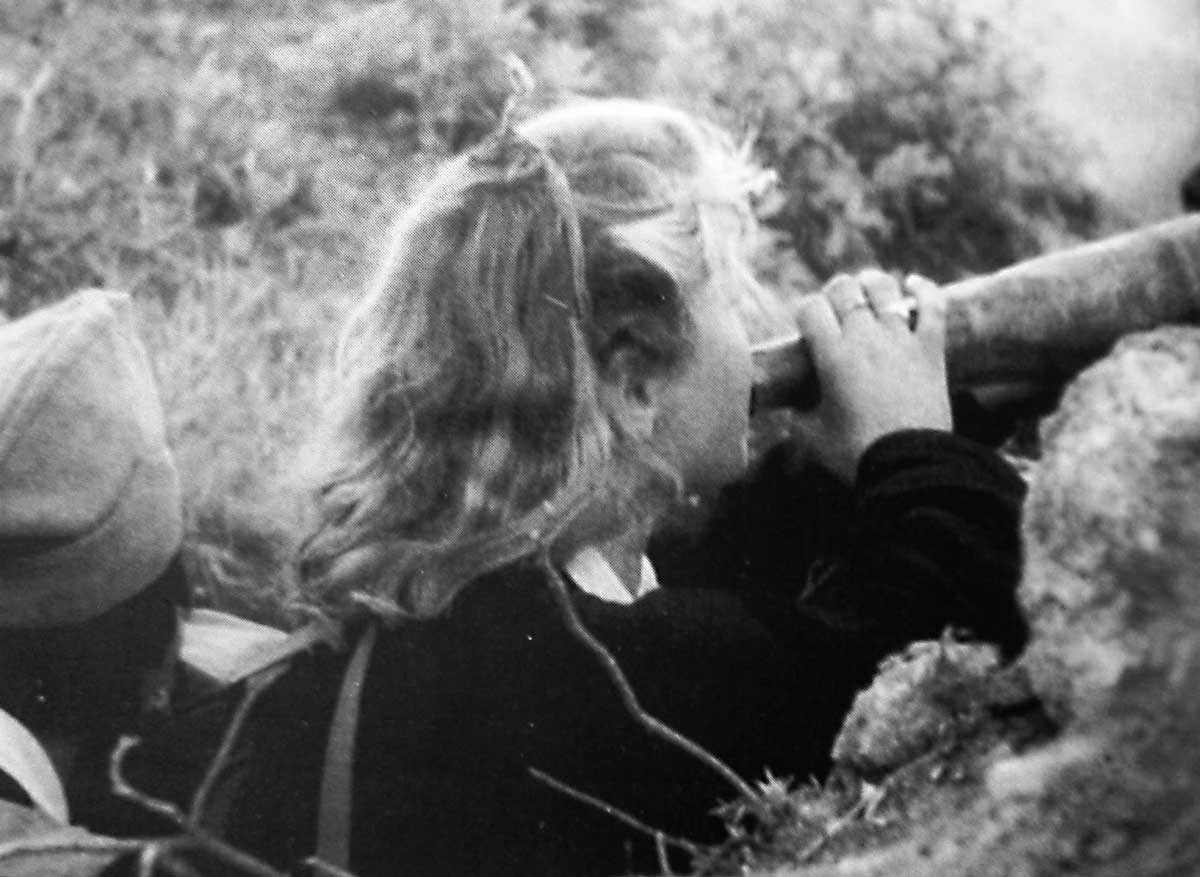 Μαχήτρια του ΔΣΕ απευθύνεται με τηλεβόα στους στρατιώτες του αστικού στρατού για να μην πολεμούν ενάντια στον αγωνιζόμενο λαό